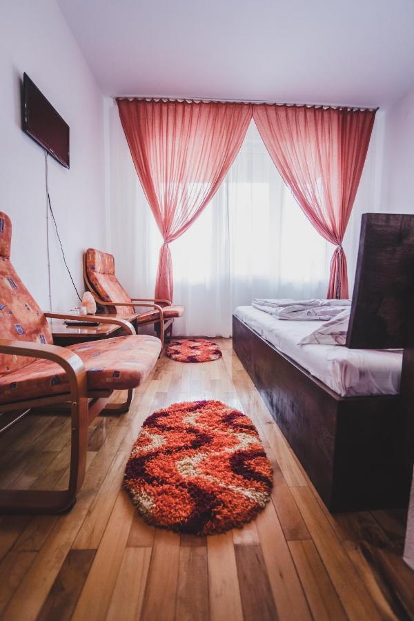 La Padure Pensiune-Restaurant Novaci-Străini Esterno foto